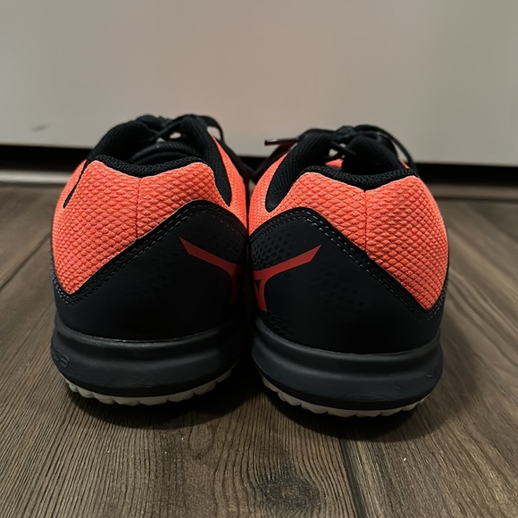 Mizuno Running Shoes - Picture 4 of 8